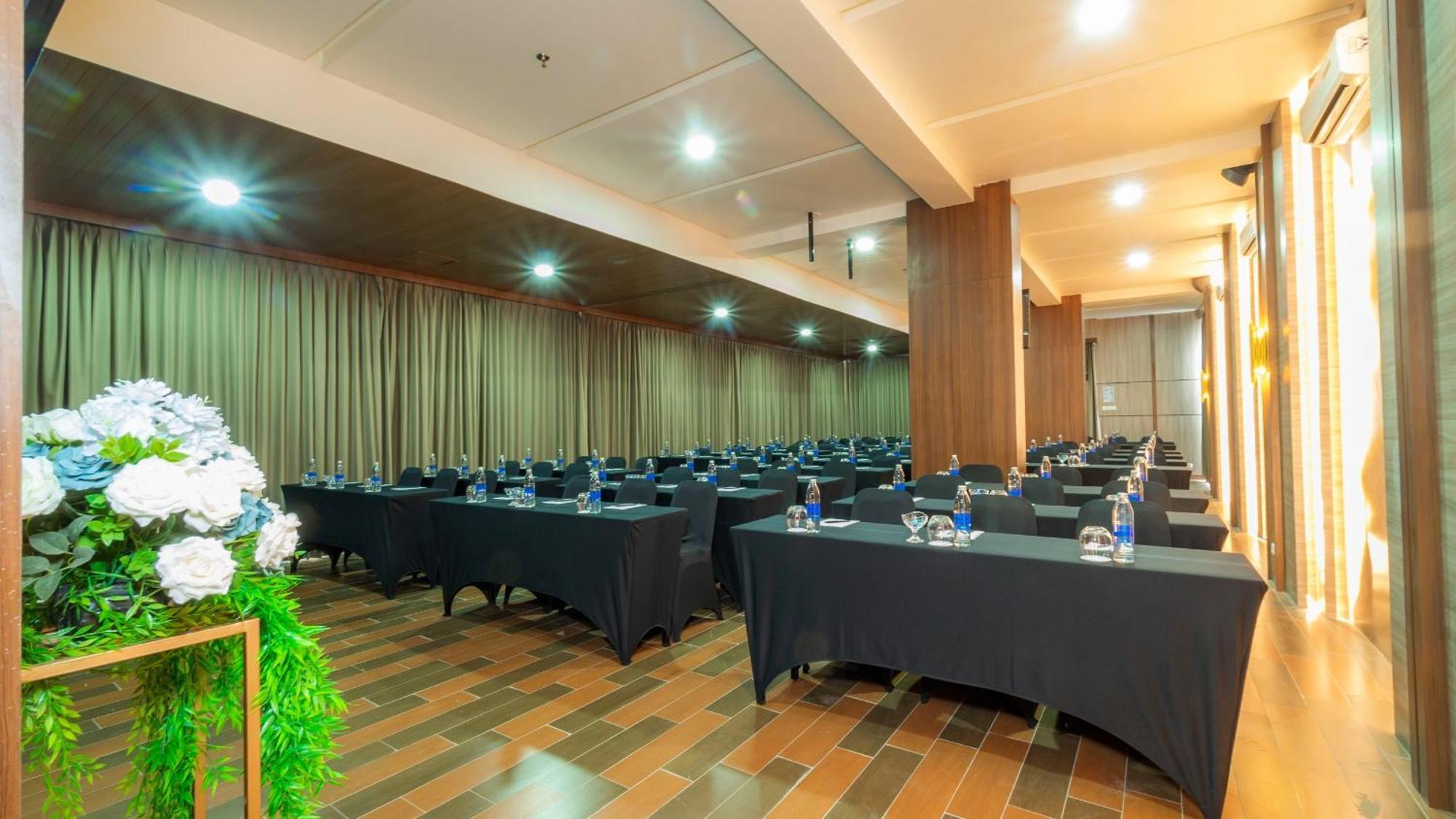 City Of Aventus Hotel - Denpasar Extérieur photo