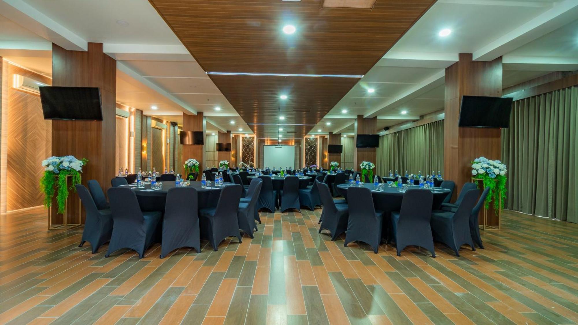 City Of Aventus Hotel - Denpasar Extérieur photo